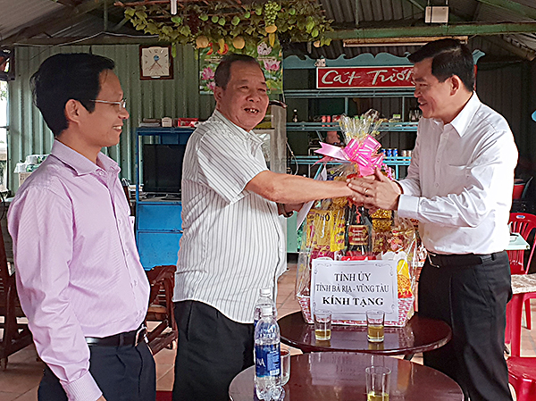 Đồng chí Nguyễn Hồng Lĩnh, Ủy viên Trung ương Đảng, Bí thư Tỉnh ủy, Chủ tịch HĐND tỉnh đến thăm và tặng quà gia đình ông Phan Hoàng Oanh cựu tù Côn Đảo.