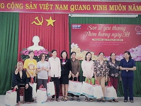 Cán bộ Hội phụ nữ phường Thắng Nhất (TP.Vũng Tàu) tặng quà cho các hội viên phụ nữ có hoàn cảnh khó khăn.