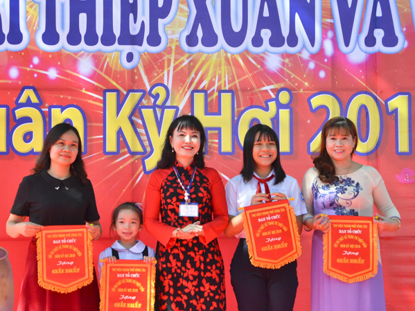 Bà Nguyễn Thị Kỷ, Giám đốc Thư viện TP.Vũng Tàu trao giải Nhất cho các thí sinh tại Hội thi.