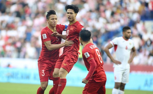 Công Phượng và đồng đội chia vui sau bàn gỡ 1-1. Ảnh: bongdaplus