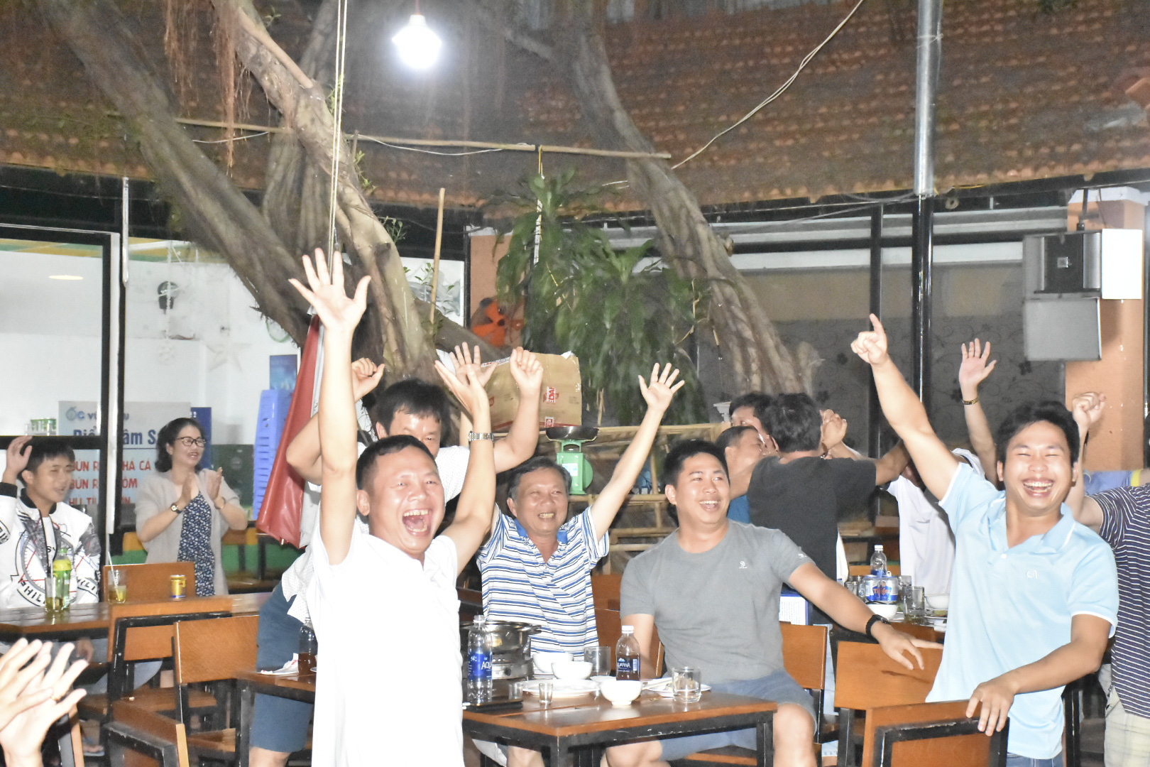 Nụ cười của các cổ động viên tại quán cà phê Stars (30 Nguyễn Du, TP. Vũng Tàu). Ảnh: THÀNH HUY