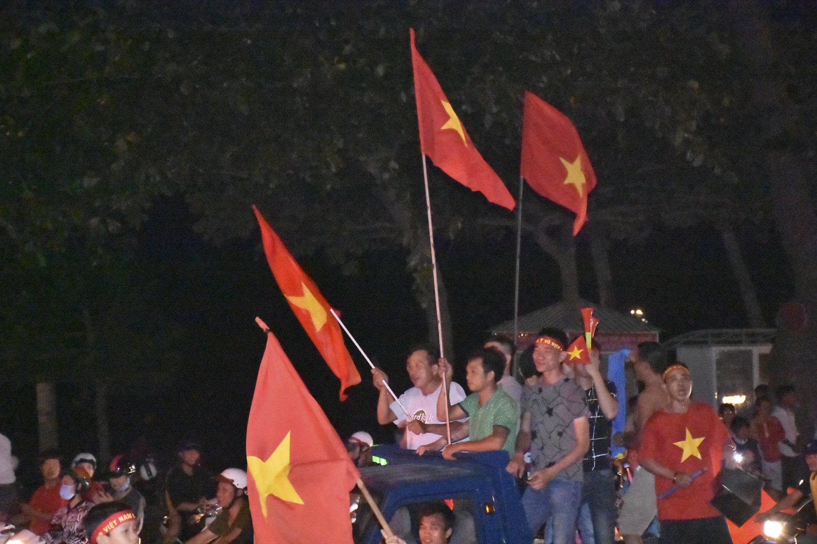 Nhiều người hâm mộ mang theo cờ Tổ quốc xuống đường mừng chiến thắng của đội tuyển.
