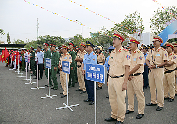 Lực lượng công an các địa phương tham dự lễ phát động.