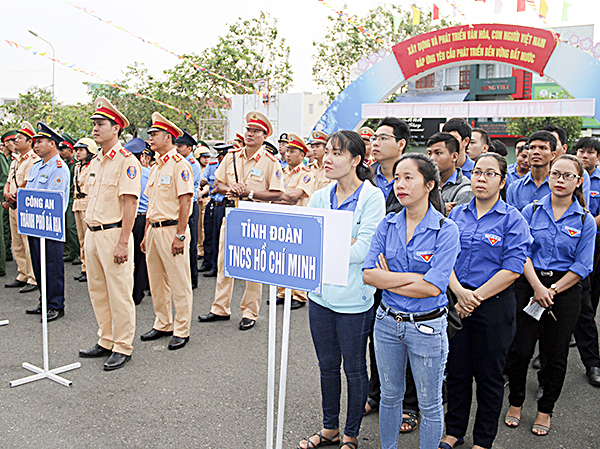 Lực lượng đoàn viên, thanh niên tham dự lễ.
