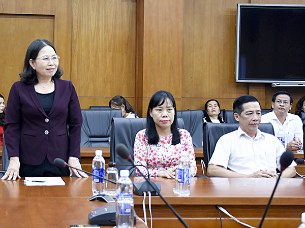 Đồng chí Nguyễn Thị Yến, Phó Bí thư Thường trực Tỉnh ủy, Trưởng Đoàn ĐBQH tỉnh thông tin về tình hình phát triển kinh tế-xã hội trên địa bàn năm 2018.