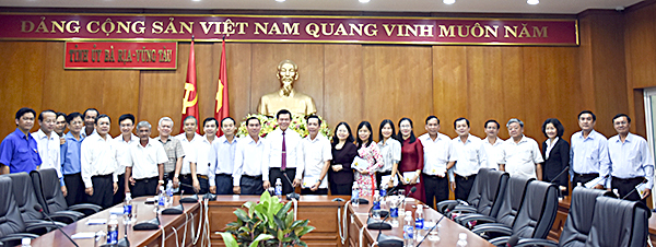 Các đại biểu chụp hình lưu niệm tại buổi gặp mặt.
