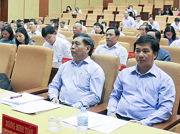 Đồng chí Lê Tuấn Quốc, Tỉnh ủy viên, Phó Chủ tịch UBND tỉnh và đồng chí Dương Minh Tuấn, Tỉnh ủy viên, Phó Trưởng Đoàn ĐBQH tỉnh tham dự hội nghị. 