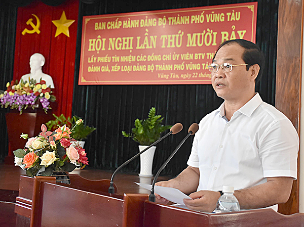 Đồng chí Mai Ngọc Thuận, Ủy viên Ban Thường vụ Tỉnh ủy, Bí thư Thành uỷ phát biểu tại hội nghị.