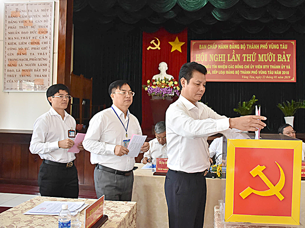 Các đại biểu bỏ phiếu tín nhiệm  đối với 11 đồng chí Uỷ viên Ban thường vụ Thành ủy năm 2018.    