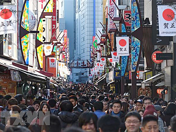 Du khách tại khu mua sắm Ueno ở Tokyo, Nhật Bản. Ảnh: AFP