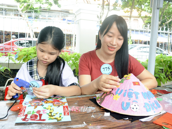 Cô Lê Thị Thương, GV Trường TH Phước Thắng thiết kế thiệp Xuân trên chiếc nón lá với dòng chữ  “Việt Nam vô địch”.