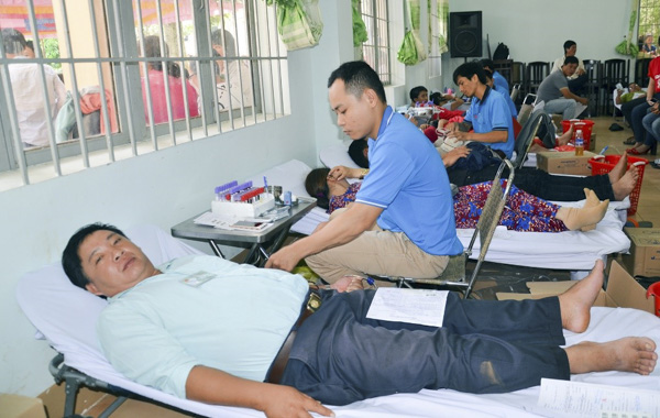 Cán bộ, công chức, đoàn viên, hội viên và nhân dân huyện Châu Đức tham gia hiến máu tình nguyện.