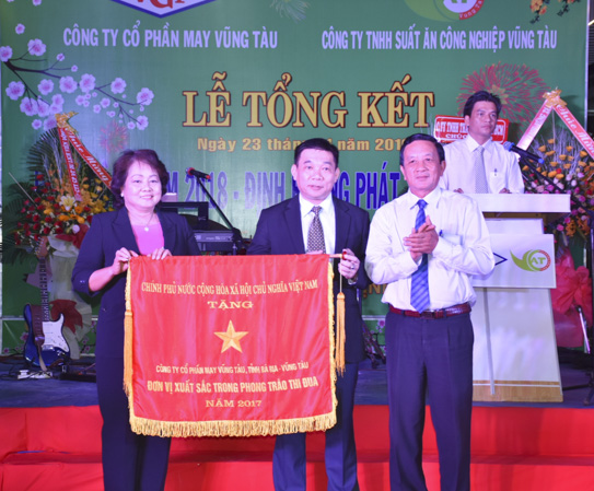 Thừa ủy quyền của Chính phủ, đồng chí Võ Văn Nam, Phó Giám đốc Sở Nội vụ, Trưởng Ban Thi đua - Khen thưởng tỉnh trao Cờ thi đua của Chính phủ cho lãnh đạo Công ty CP May Vũng Tàu.
