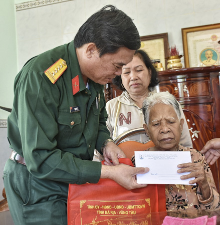 Đại tá Phạm Phú Ý, Ủy viên Ban Thường vụ Tỉnh ủy, Chỉ huy trưởng Bộ CHQS tỉnh chúc Tết Mẹ Việt Nam Anh hùng Dương Thị Đành (xã Hắc Dịch, TX. Phú Mỹ).