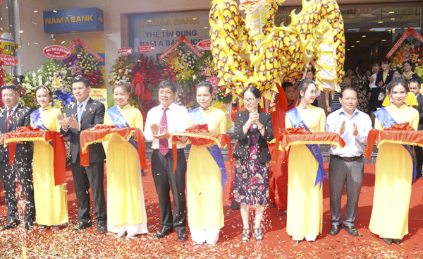 Lãnh đạo Ngân hàng Nhà nước Việt Nam, chi nhánh BR-VT và Lãnh đạo Nam A Bank cắt băng khai truong chi nhánh.