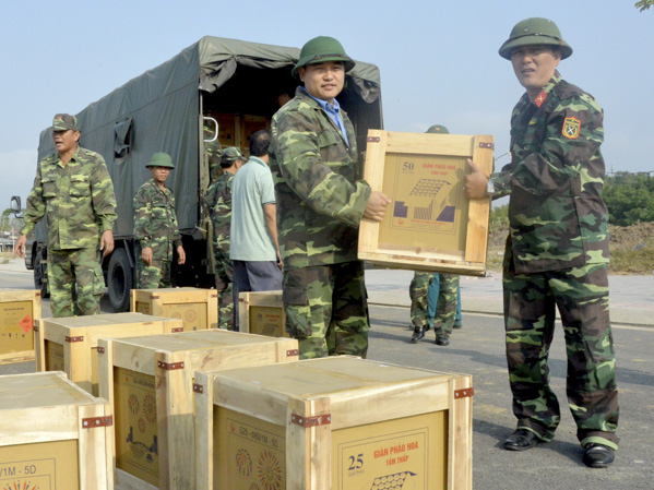 Cán bộ, chiến sĩ Bộ CHQS tỉnh vận chuyển pháo hoa chuẩn bị cho việc bắn pháo hoa đêm giao thừa.