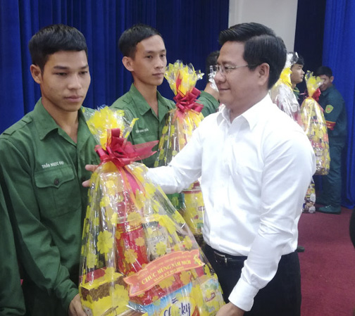 Đồng chí Bùi Chí Thành, Ủy viên dự khuyết Trung ương Đảng, Bí thư Huyện ủy Châu Đức trao quà cho các quân nhân xuất ngũ trở về địa phương. Ảnh: THÁI BÌNH