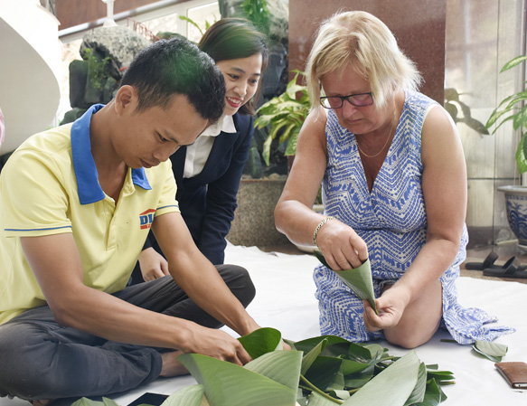 Bà Arja Marita Hannele Remsu xếp lá đặt vào khuôn dưới sự hướng dẫn của nhân viên cụm khách sạn DIC Star - Cap Saint Jacques.