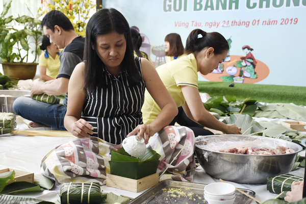 Du khách Trương Thị Phương Lâm, đến từ TP.Hồ Chí Minh, cùng tham gia gói bánh chưng cụm khách sạn DIC Star - Cap Saint Jacques.