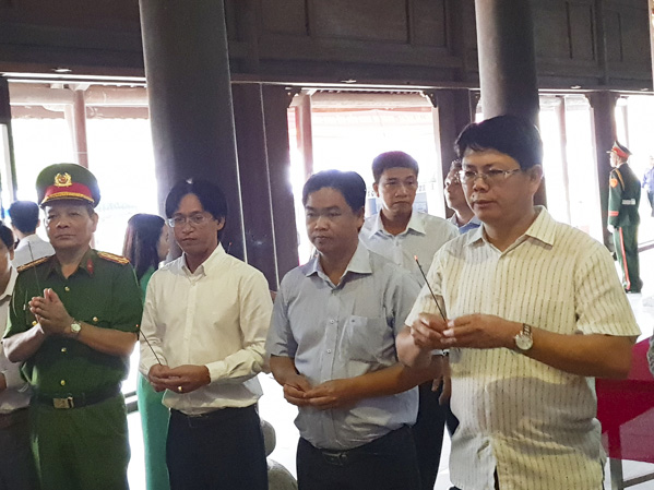 Đồng chí Nguyễn Thanh Tịnh, Phó Chủ tịch UBND tỉnh dâng hương tưởng nhớ nữ AH LLVTND Võ Thị Sáu.