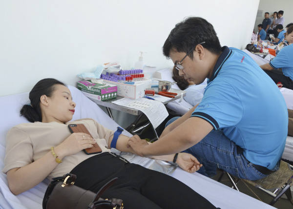 Cán bộ, công chức, viên chức Sở Y tế tỉnh hiến máu tình nguyện. 