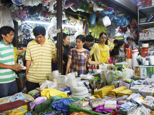 Người dân chọn mua đồ gia dụng tại chợ Vũng Tàu. Ảnh: VÂN ANH