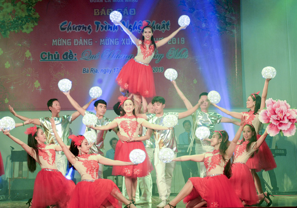 Tiết mục ca múa “Bà Rịa-Vũng Tàu vững bước đi lên” trong chương trình nghệ thuật “Quê hương ngày mới” của Đoàn Ca múa nhạc tỉnh.