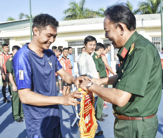 Đại tá Thái Văn Điền, Chính ủy Bộ CHQS tỉnh tặng cờ lưu niệm chúc mừng các đội dự giải.