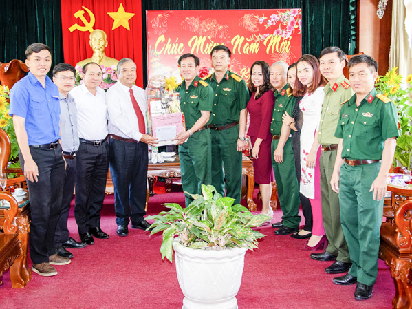 Đồng chí Bùi Thanh Nghĩa, Ủy viên Ban Thường vụ Tỉnh ủy, Chủ tịch UBMTTQ VN tỉnh tặng quà, chúc Tết cán bộ, chiến sĩ Sư Đoàn 5 (đóng chân trên địa bàn huyện Châu Thành, tỉnh Tây Ninh).