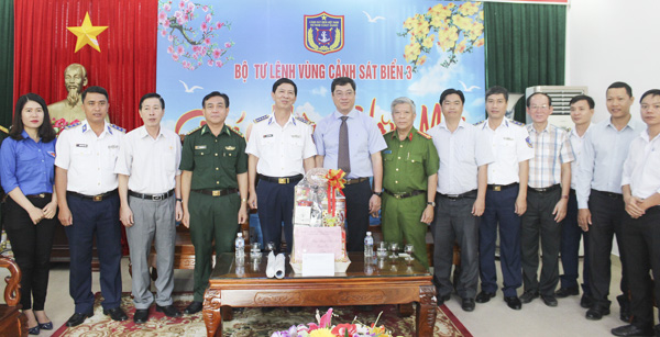 Đồng chí Trần Đình Khoa, Ủy viên Ban Thường vụ Tỉnh ủy, Phó Chủ tịch HĐND tỉnh thăm, tặng quà cán bộ, chiến sĩ Bộ Tư lệnh Vùng Cảnh sát biển 3. 