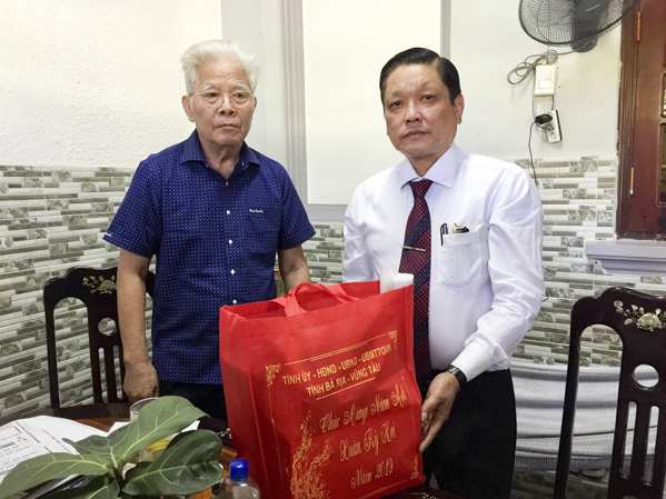 Đồng chí Đỗ Văn Bửu, Ủy viên Ban Thường vụ Tỉnh ủy, Chủ nhiệm Ủy ban Kiểm tra Tỉnh ủy trao quà cho Anh hùng Lực lượng vũ trang Nhân dân Nguyễn Văn Tròn (phường Phước Hiệp, TP.Bà Rịa). 