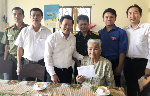 Đồng chí Nguyễn Văn Xinh, Ủy viên Ban Thường vụ Tỉnh ủy, Trưởng Ban Tuyên giáo Tỉnh ủy thăm, tặng quà Mẹ Việt nam Anh hùng TrầnThị Hiên (ấp Bàu Hàm, xã Tân Lâm, huyện Xuyên Mộc).
