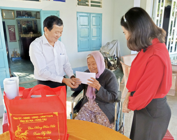 Đồng chí Lương Trí Tiên, Ủy viên Ban Thường vụ Tỉnh ủy, Trưởng Ban Nội chính Tỉnh ủy thăm, tặng quà Mẹ Việt Nam Anh hùng Nguyễn Thị Chính (xã Láng Dài, huyện Đất Đỏ). 