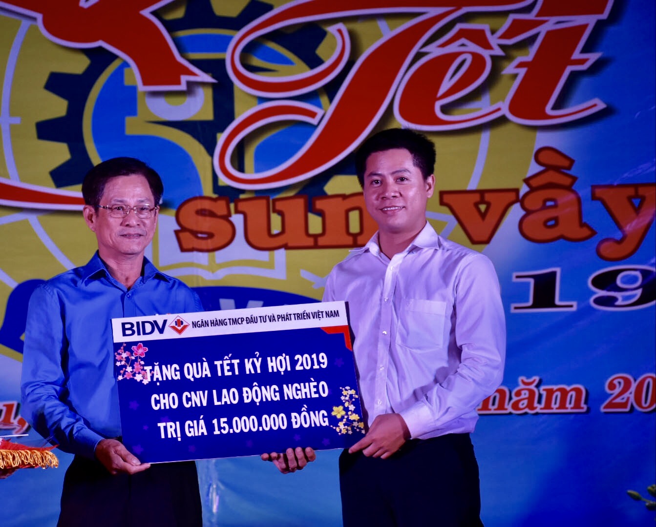 Đại diện đơn vị tài trợ trao biểu trưng ủng hộ 15 triệu đồng cho LĐLĐ tỉnh.