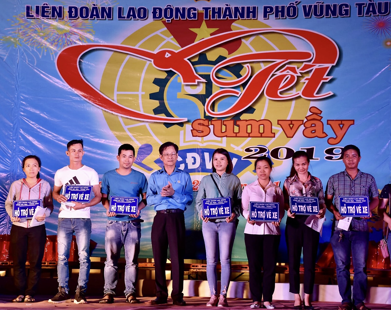 Ông Châu Văn Thắng, Chủ tịch LĐLĐ tỉnh tặng vé xe về quê cho CNVCLĐ về quê đón tết.