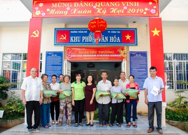 Ban Điều hành khu phố 1 (phường Thắng Nhì) cùng các nhà hảo tâm tặng quà Tết đến với người nghèo.