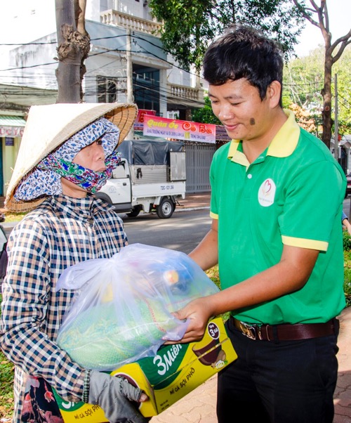 Hội Từ thiện Trái tim nhân ái Vũng Tàu tặng quà Tết đến với người nghèo tại TP. Vũng Tàu.