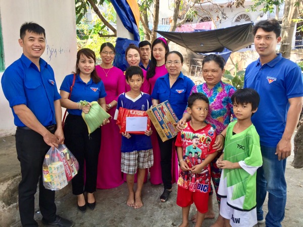 Hội đồng Đội TP.Vũng Tàu tặng quà Tết cho em Hoàng Trần Quốc Thịnh ở số nhà 268/2/11/42 Trần Phú, TP.Vũng Tàu.