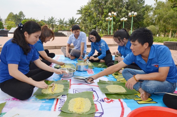 ĐVTN huyện Châu Đức tham gia gói bánh chưng, bánh tét tặng người nghèo.