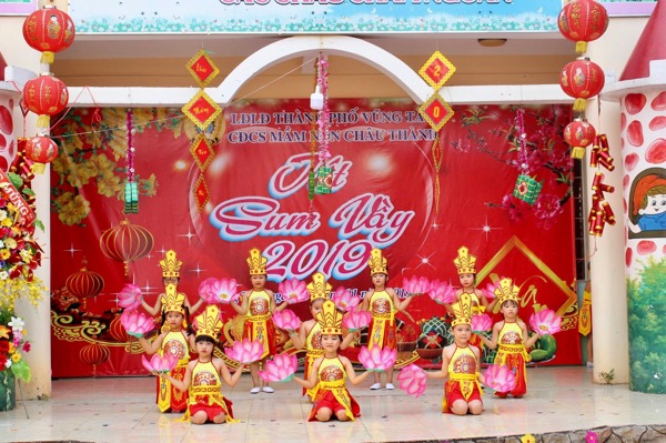 Một tiết mục văn nghệ trong đêm “Tết sum vầy” do trường MN Châu Thành tổ chức.
