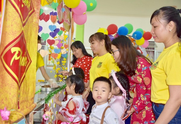 Các bé cùng các cô tham quan gian hàng ẩm thực.