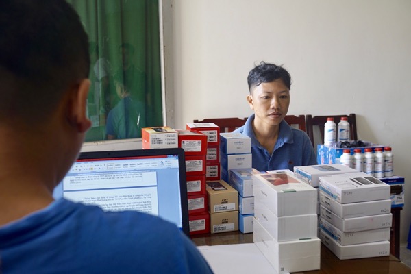 Lực lượng Biên phòng làm việc với ông Nguyễn Trường Khánh để làm rõ hành vi kinh doanh hàng hoá không rõ nguồn gốc.