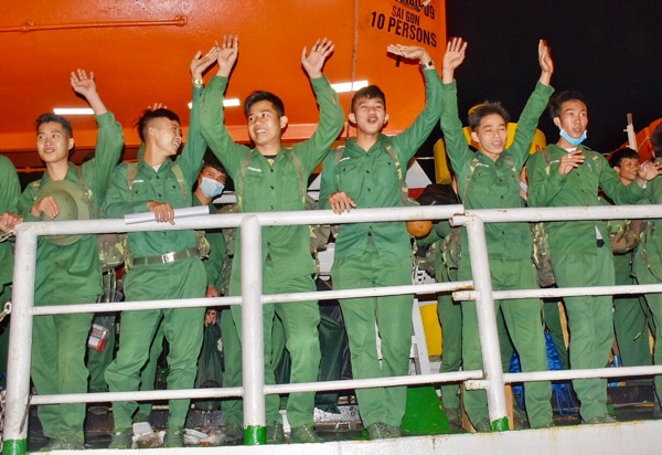 Quân nhân xuất ngũ được tàu Côn Đảo 09 đưa về cảng Cát Lở trở về địa phương.