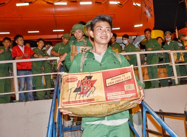 Quân nhân xuất ngũ vui mừng khi hoàn thành nghĩa vụ trở về với gia đình.