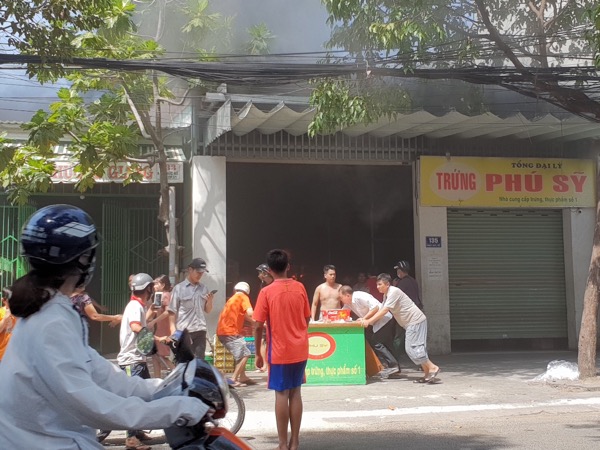 Nhân viên đại lý trứng Phú Sĩ và người dân đưa vật dụng ra ngoài.