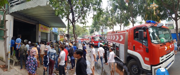 Khoảng gần 20 phút sau, đám cháy đã được khống chế. Người dân tập trung xem lực lượng chức năng khắc phục sự cố.