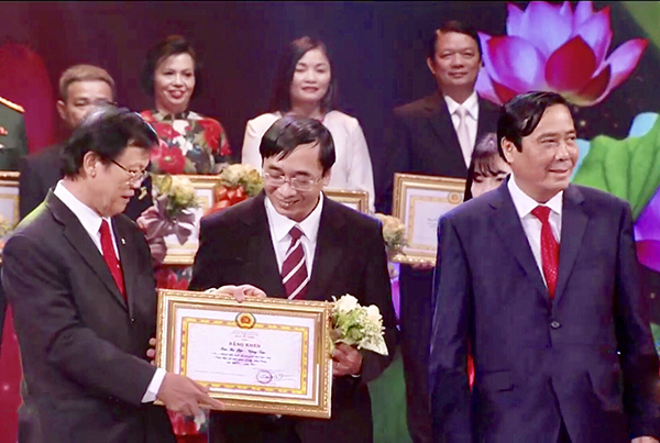 Đồng chí Trương Đức Nghĩa, Phó Tổng Biên tập Báo Bà Rịa-Vũng Tàu, Phó Chủ tịch Hội Nhà báo tỉnh Bà Rịa-Vũng Tàu nhận Bằng khen của Ban tổ chức.