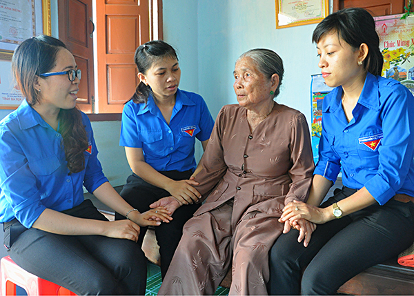 Đoàn viên, thanh niên thăm Mẹ Việt Nam Anh hùng Trần Thị Lưỡng (tổ 6, ấp Đông, xã Long Phước, TP. Bà Rịa).