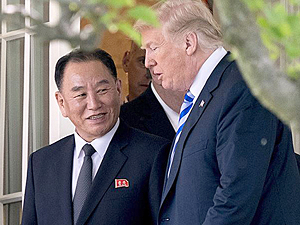Đặc phái viên Triều Tiên Kim Yong-chol (bìa trái) và Tổng thống Mỹ Donald Trump gặp nhau tại Washington chiều 18-1. 