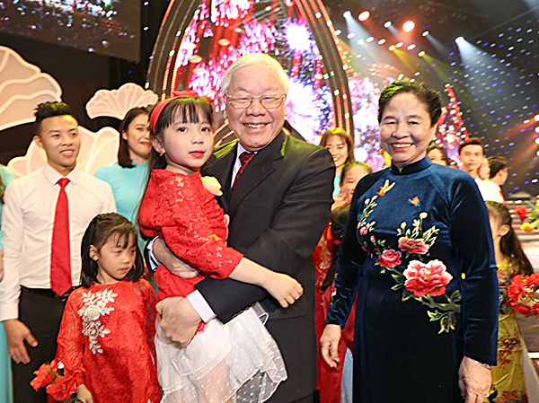 Tổng Bí thư, Chủ tịch nước Nguyễn Phú Trọng và Phu nhân với các cháu thiếu nhi dự chương trình “Xuân quê hương 2019”. Ảnh: TRÍ DŨNG